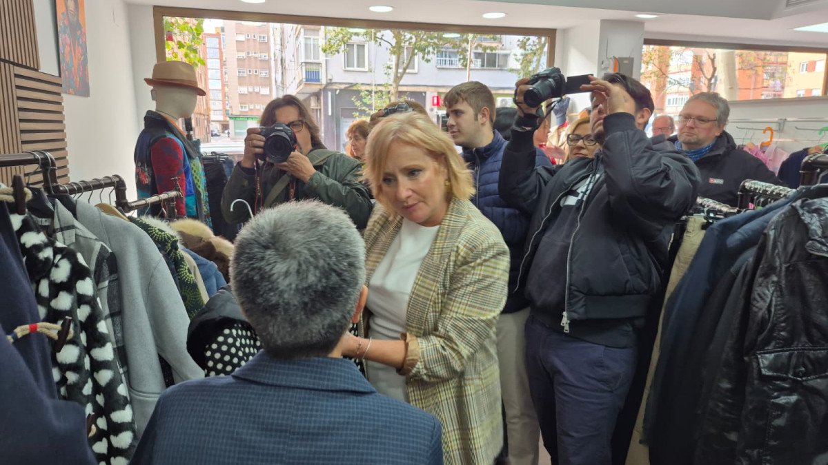 Imagen: La consejera de Industria, Comercio y Empleo, Leticia García, durante su visita a Por Siete
