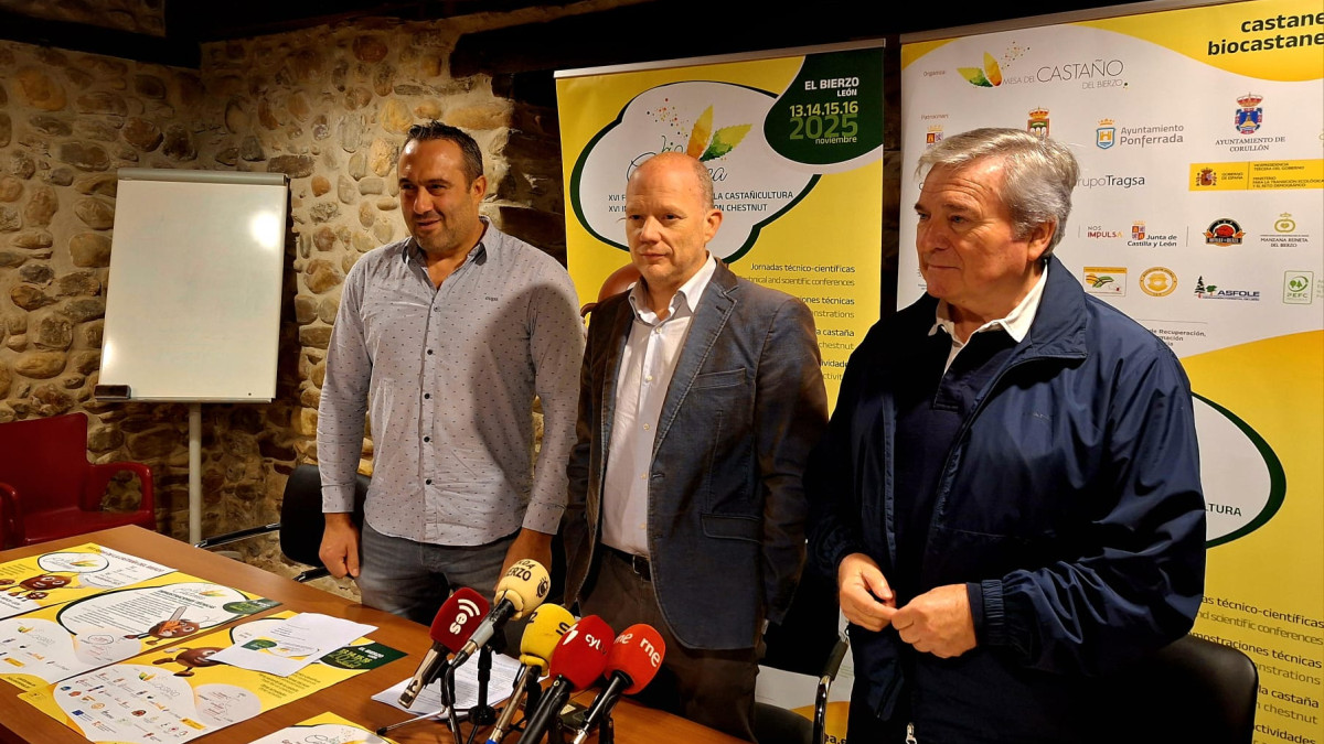 Imagen: Los alcaldes a Corullón y Carracedelo, junto a Pablo Linares, en la presentación de Biocastanea
