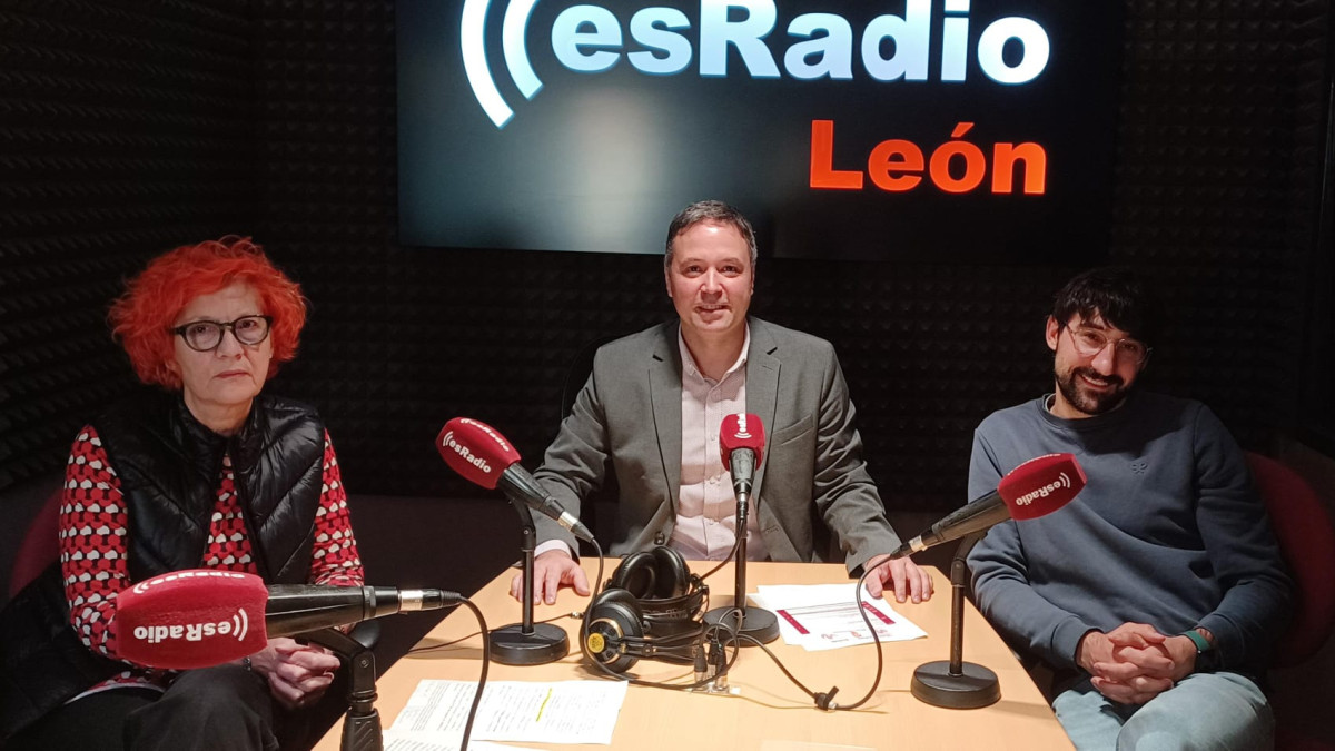 Imagen: Mª José Pérez Álvarez, Dra. Cátedra Est. Leoneses (Izda.) junto a Aturo Martínez y Santo Fdez. Es Radio León