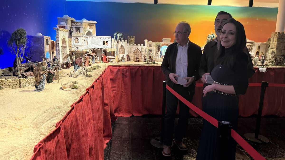 Imagen: La Concejala, Carmen Seguín, durante la inauguración del belén de la Fonda Veracruz