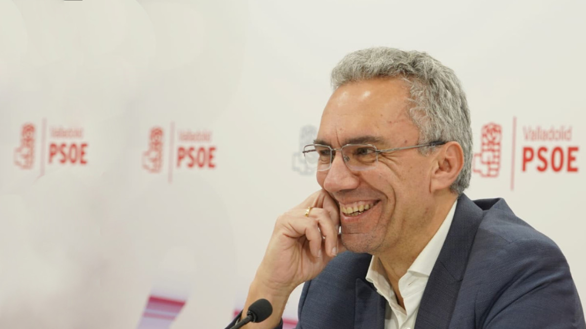 Imagen: El senador Javier Izquierdo, en una comparecencia previa a su dimisión en Valladolid. Su renuncia llega tras verse implicado en una denuncia por acoso. Foto: Miriam Chacón | ICAL