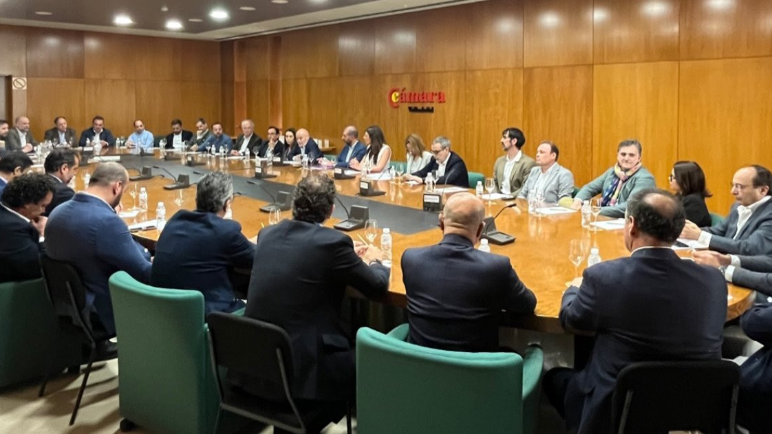 Imagen: Imagen de la Cámara de Comercio durante el evento conmemorativo del décimo aniversario del Club Cámara.