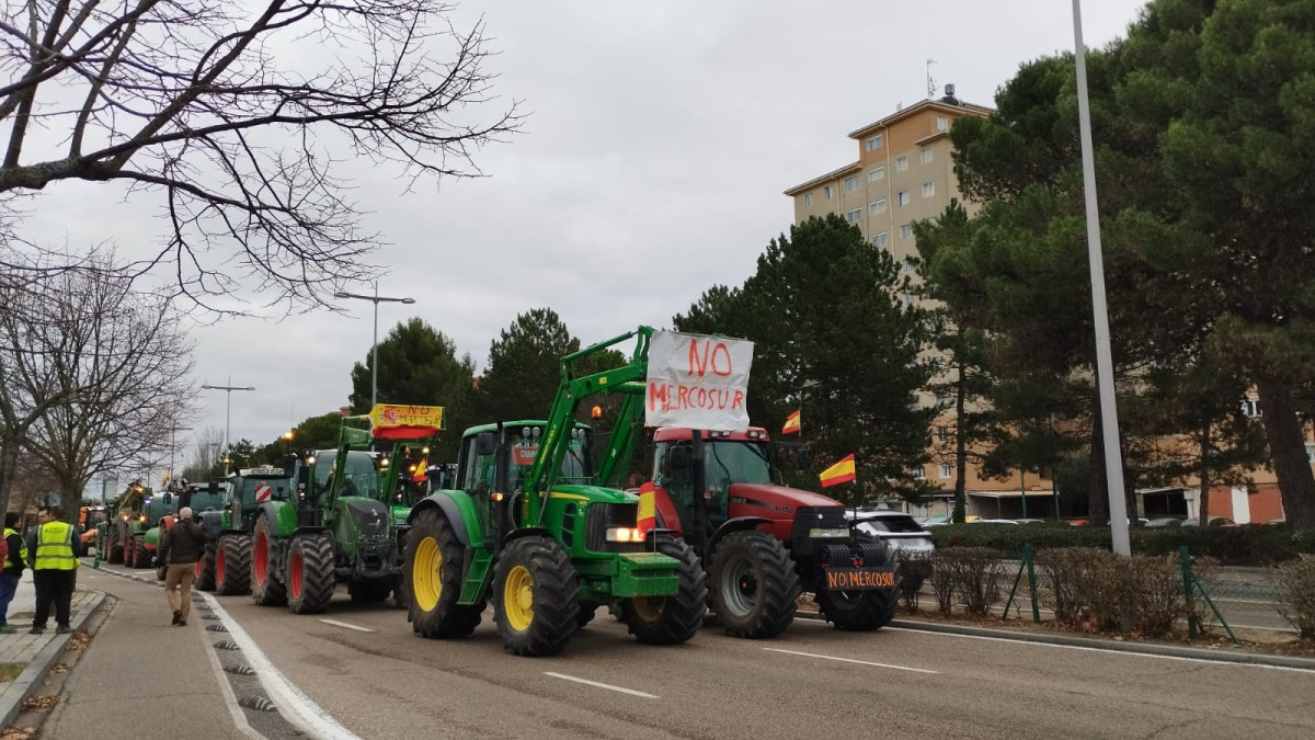 Imagen: esRadio. Cerca de 200 tractores y un millar de personas a pie se concentran frente a las Cortes para rechazar el acuerdo UE-Mercosur.