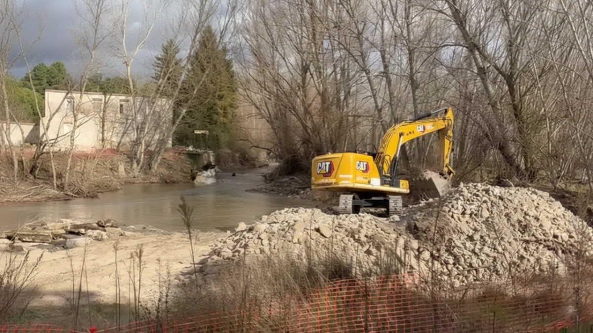 Imagen: Estado actual del cauce del río Cega tras el derribo de la histórica presa de Puente Mesa, entre Veganzones y Cabezuela, en la provincia de Segovia.