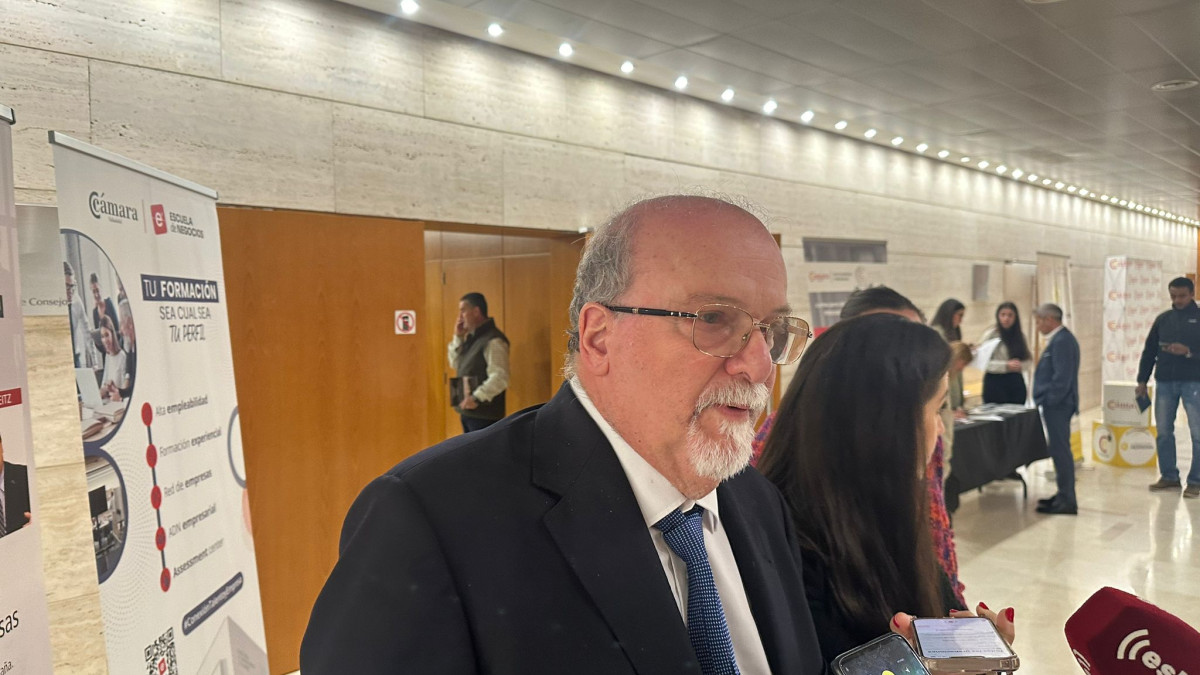 Imagen: Mario Weitz, economista del Banco Mundial, atendiendo a los medios en la Cámara de Comercio de Valladolid.