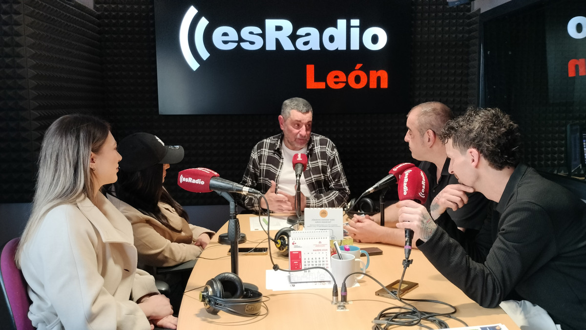 Imagen: El equipo del pub Luna 9 durante la entrevista en el programa Manos Arriba