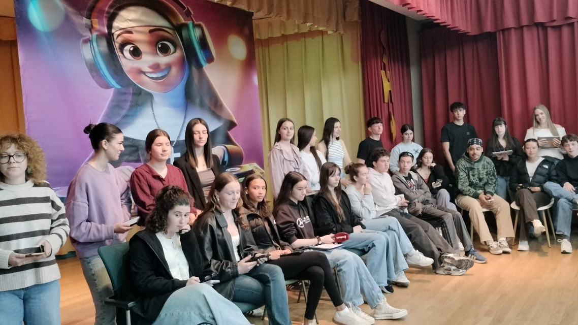 Imagen: Alumnos y profesores del Colegio Divina Pastora de León