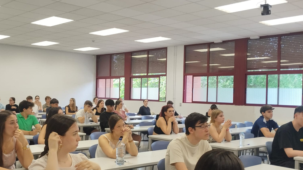 Imagen: Estudiantes de Castilla y León concentrados en un aula universitaria realizando los exámenes de la PAU 2026.