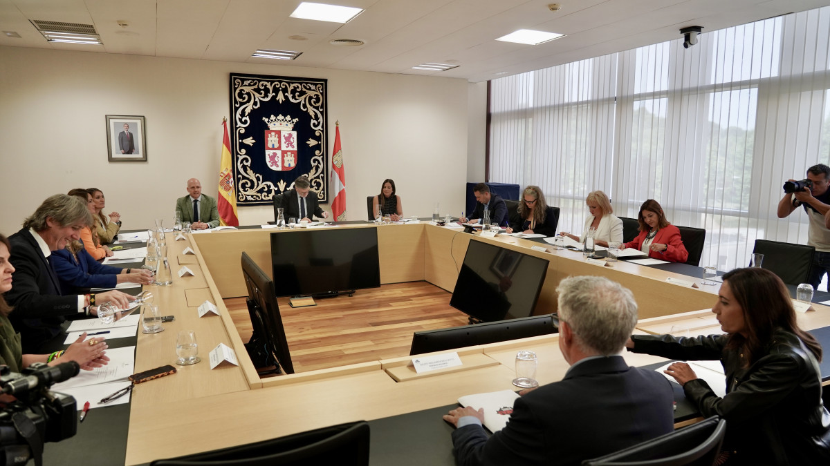 Imagen: ICAL. Reunión de la mesa de las Cortes de Castilla y León para convocar el pleno de investidura.