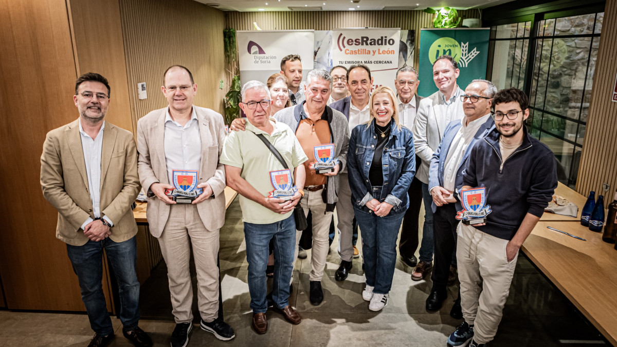 Imagen: Premiados, autoridades y anunciantes en la foto de familia. 