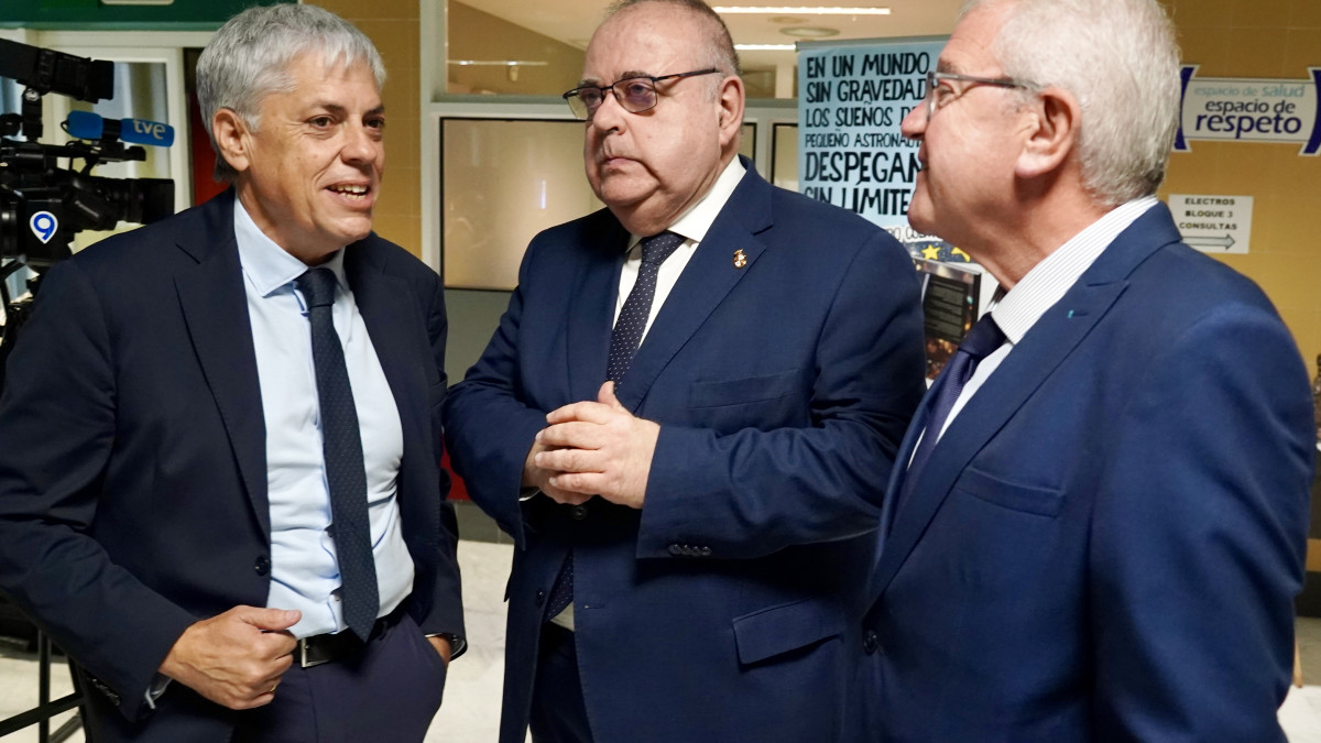 Imagen: El consejero de Sanidad y Bienestar Social, Alejandro Vázquez, inaugura la exposición ' Por dos pulgres de nada '  /ICAL