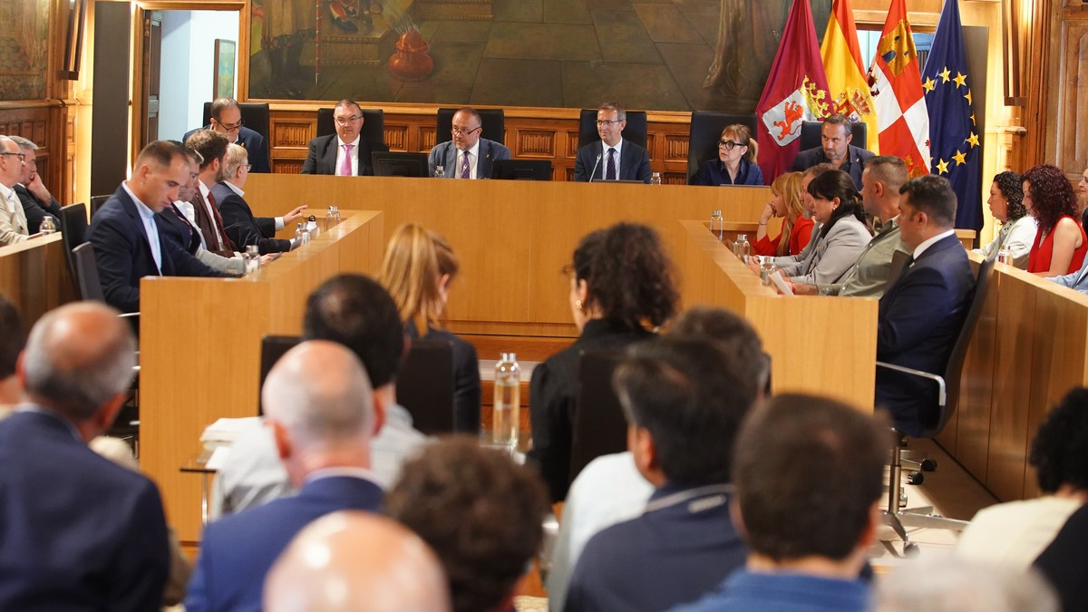 Imagen: ICAL. Pleno de la Diputación de León.