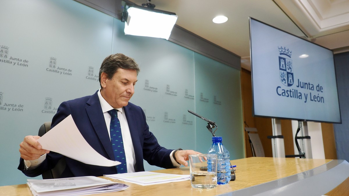 Imagen: ICAL|R. Valtero -  El consejero de Economía y Hacienda y portavoz, Carlos Fernández Carriedo, comparece en rueda de prensa posterior al Consejo de Gobierno