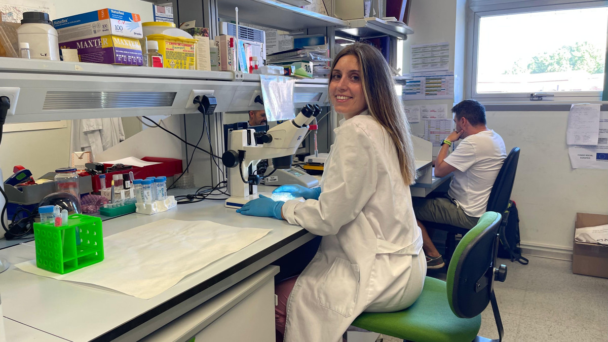 Imagen: Foto de la universidad de Valladolid | Sara López, investigadora, en su laboratorio de la Universidad de Valladolid, observando muestras bajo un microscopio.