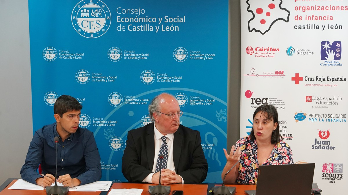 Imagen: ICAL. El presidente del CES de Castilla y León, Enrique Cabero; la técnica de la Plataforma de la Infancia en España, Débora Quiroga, y el presidente en Castilla y León de este organismo, Abel Díez, presentan la Encuesta de condiciones de vida con enfoque de infancia en la Comunidad.