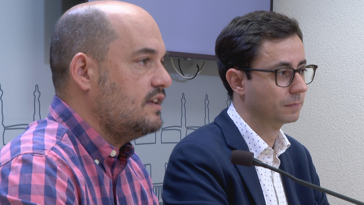 Imagen: Chema Collados y José Luis Mateos, en la sala de prensa del Ayuntamiento.