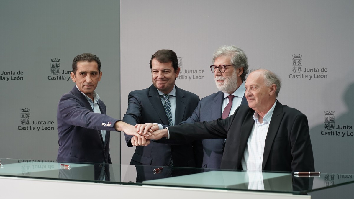 Imagen: ICAL . El presidente de la Junta, Alfonso Fernández Mañueco, y los agentes sociales y económicos firman los acuerdos adoptados tras la reunión del Consejo del Diálogo Social. En la imagen junto al secretario general de CCOO Castilla y León, Vicente Andrés, el presidente de CEOE Castilla y León, Santiago Aparicio , y el secretario de UGT Castilla y León Faustino Temprano