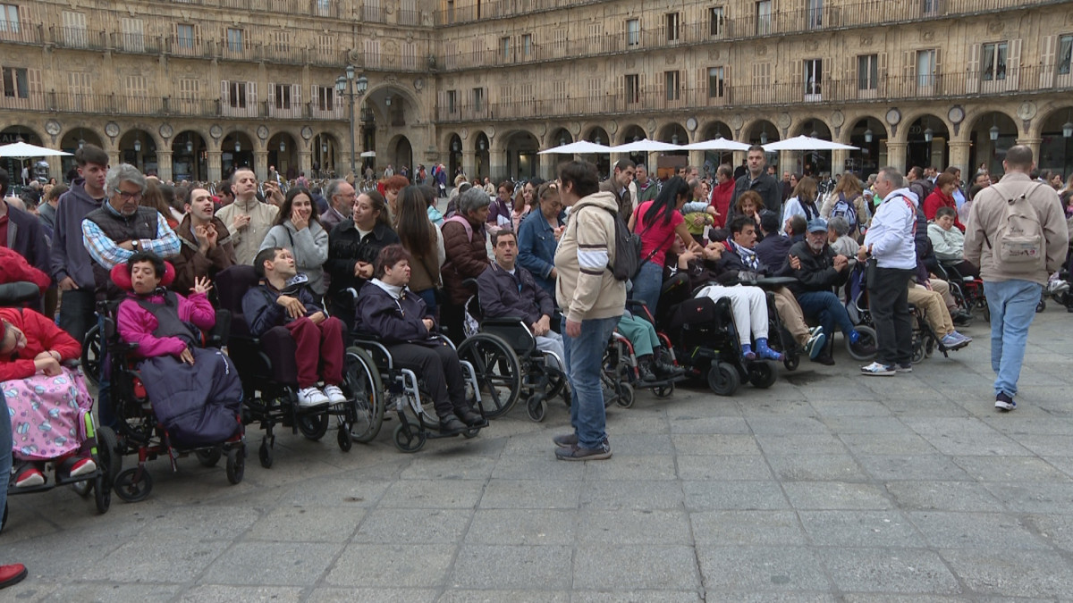 Imagen: Personas con parálisis cerebral junto a sus familiares en la lectura del manifiesto en la Plaza Mayor de Salamanca.