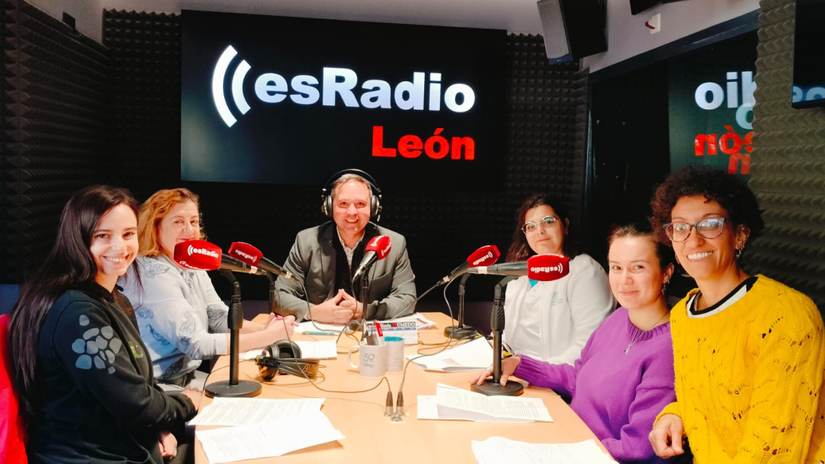 Imagen: De Izda. a Dcha. Verónica Hortigüela, Neuropsicóloga, Carmen Rguez. Directora del centro, Arturo Martínez, Dtor. Es la Mañana de León, Marta Fidalgo, Logopeda, Ana Cazalla, Terapeuta Ocupacional, Sara Rivas, Fisioterapeuta