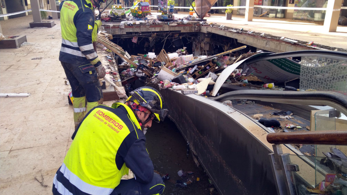 Imagen: ICAL. Bomberos de la Diputación de Valladolid revisan las rampas mecánicas y los ascensores del centro comercial Bonaire.
