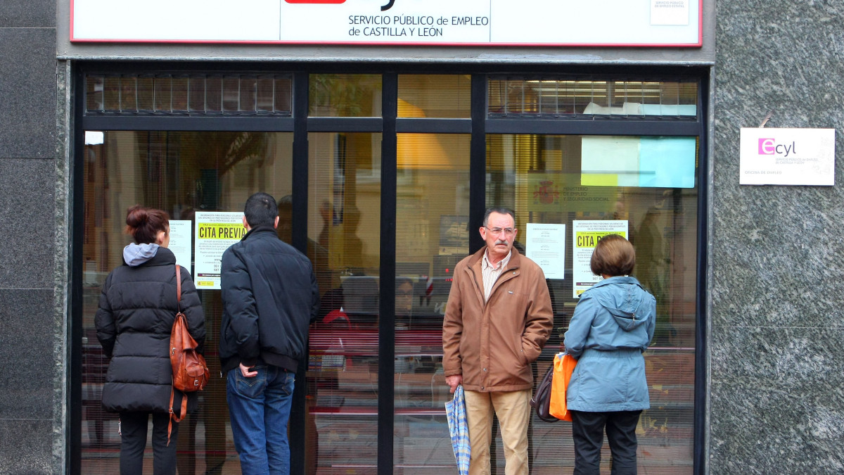 Imagen: ICAL | César Sánchez. Varias personas hacen cola ante las oficinas del ECyL en Ponferrada (León)