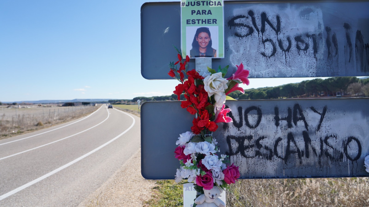 Imagen: ICAL. Ofrenda floral en el lugar donde encontraron a Esther López, vecina de Traspinedo, Valladolid, que apareció muerta en una cuneta.