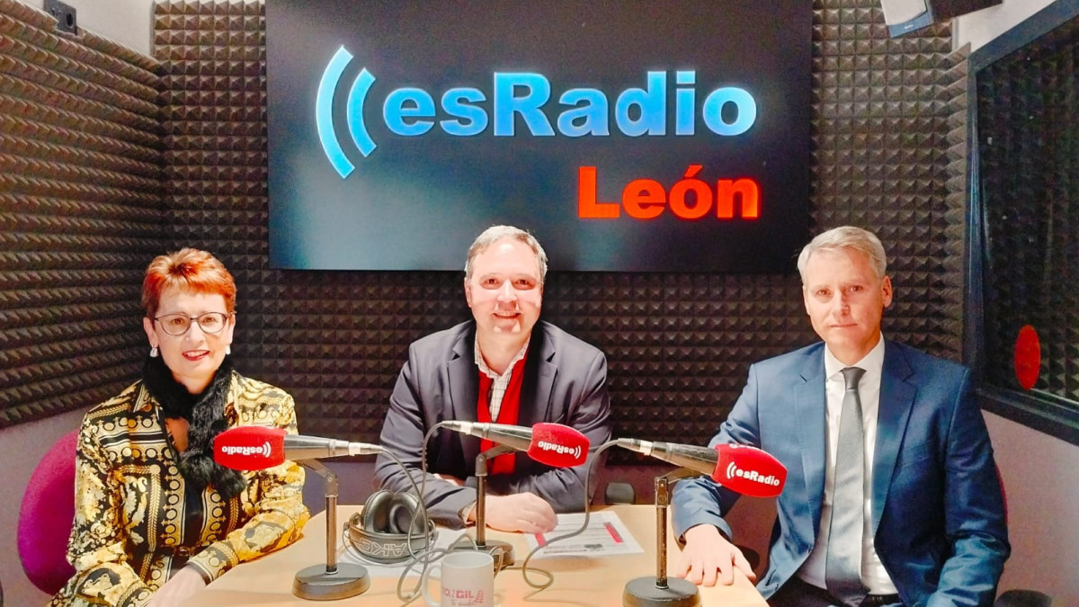 Imagen: Àlex Fusté, economista jefe Andbank (Dcha.) y Mª Jesús Soto, Directora en León (Izda.) durante la entrevista en 'Es la Mañana de León' con Arturo Martínez (centro)