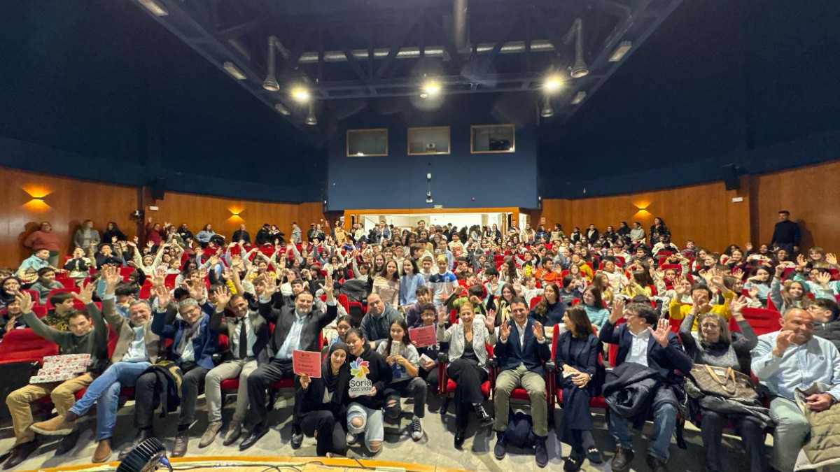 Imagen: Premiados y asistentes recibieron con entusiasmo los galardones en un abarrotado salón de actos del Campus Duques de Soria. 