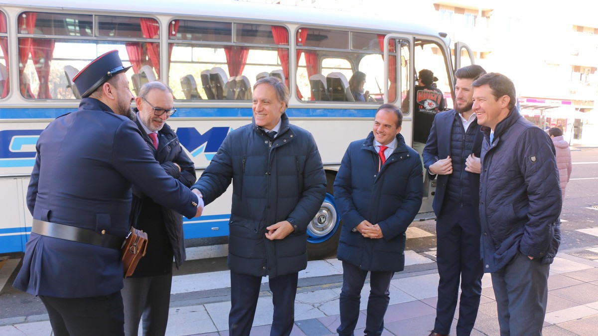 Imagen: El Alcalde de Salamanca, Carlos García Carballo, saluda al actor Roberto García, encargado de dar vida al revisor durante el recorrido teatralizado.