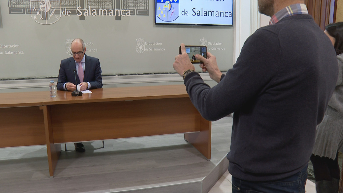 Imagen: El Presidente de la Diputación de Salamanca, Javier Iglesias, durante la presentación del balance.