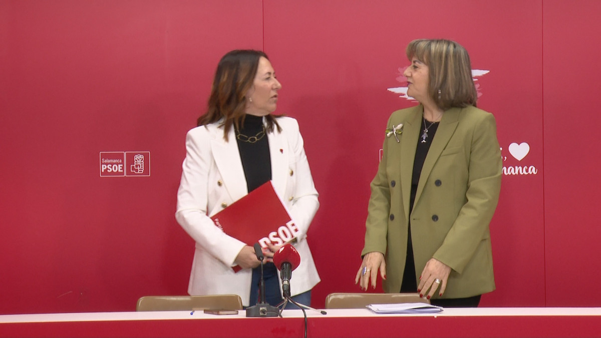 Imagen: Rosa Rubio y María García, momentos antes de iniciar su comparecencia.