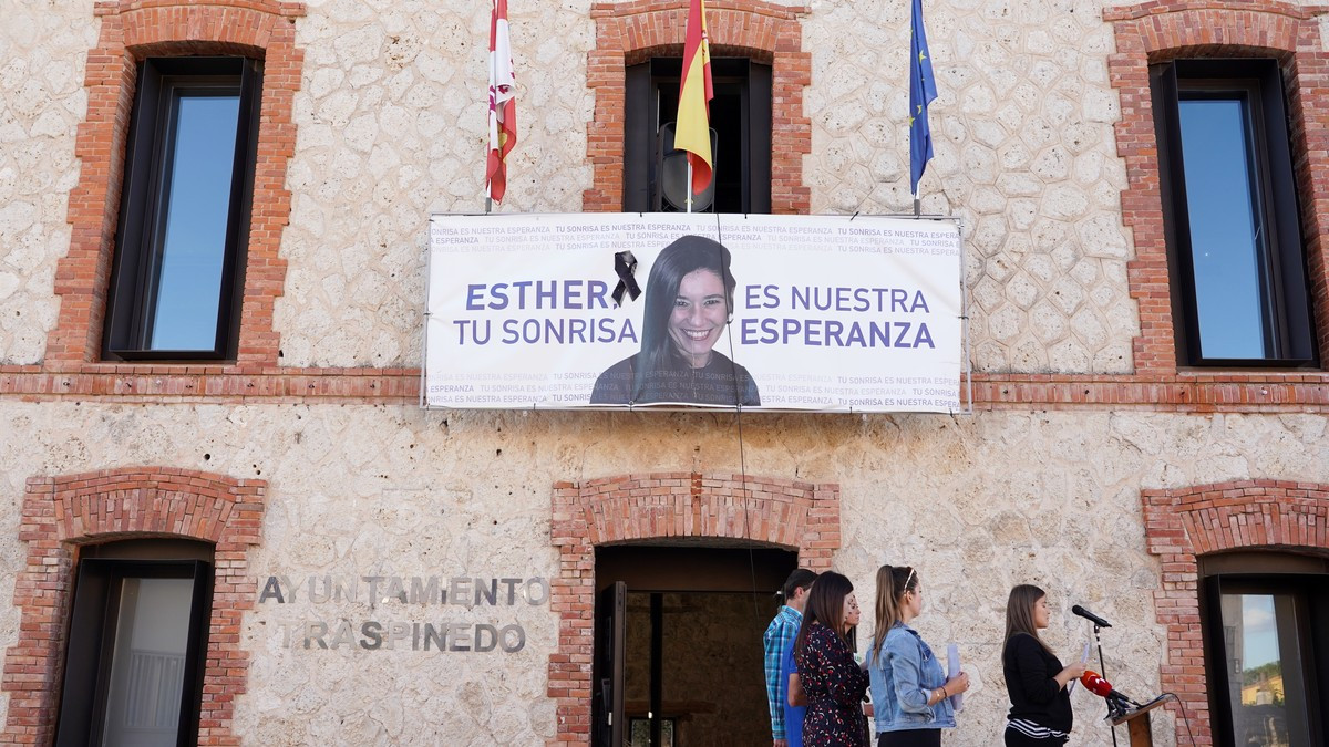 Imagen: ICAL | Miriam Chacón. Intervención de Inés, hermana de la fallecida, en la concentración ''Esther, Traspinedo no te olvida'' de apoyo a la familia de la joven, en la plaza Mayor de la localidad.