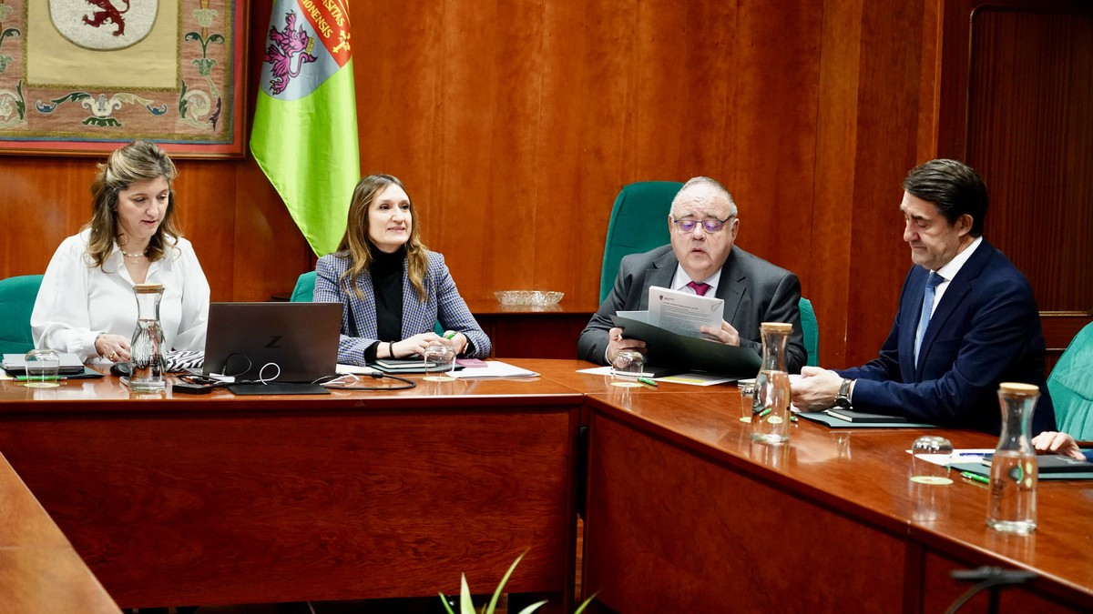 Imagen: Los consejeros de Educación, Rocío Lucas, de Sanidad, Alejandro Vázquez, y de Vivienda, Medio Ambiente y Ordenación del Territorio, Juan Carlos Suárez Quiñones, se reúnen con la rectora de la Universidad de León, Nuria González, para abordar la implantación del grado de Medicina