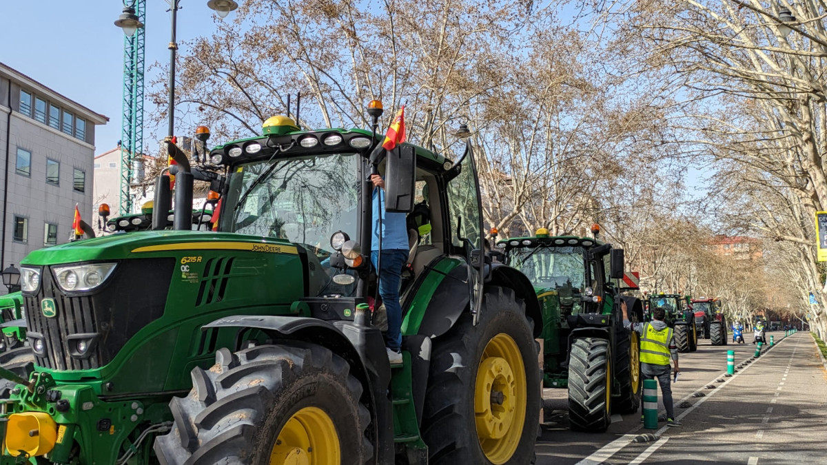Imagen: Grupo de agricultores con tractores manifestándose en las calles de Valladolid en demanda de medidas justas para el regadío.