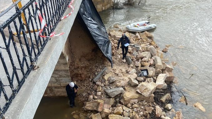 Imagen: Los trabajos arrancan con el micropilotado de la estructura actual para afianzar y consolidar el puente y la instalación de perfiles metálicos.