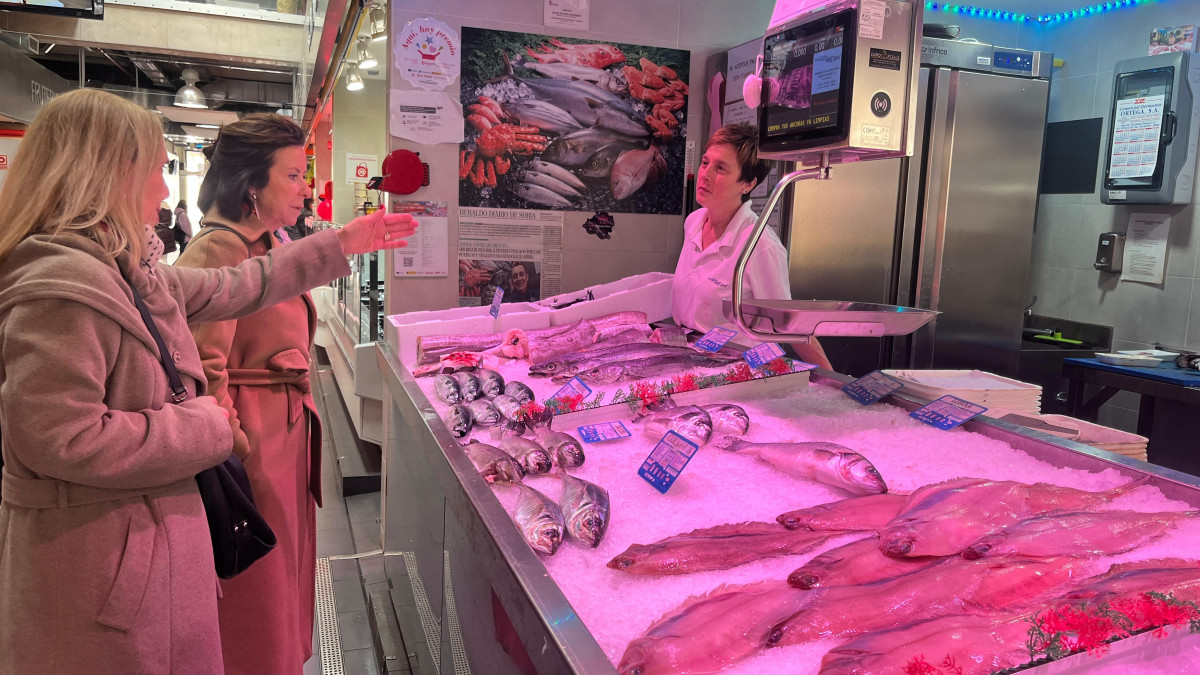 Imagen: La concejala de Comercio, Teresa Valdenebro, y la directora general de Comercio y Consumo, María Pettit, en su visita al Mercado Municipal. 