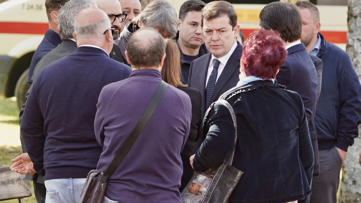 Imagen: El presidente de la Junta, Alfonso Fernández Mañueco, asiste al acto de recibimiento de los mineros fallecidos en Villablino