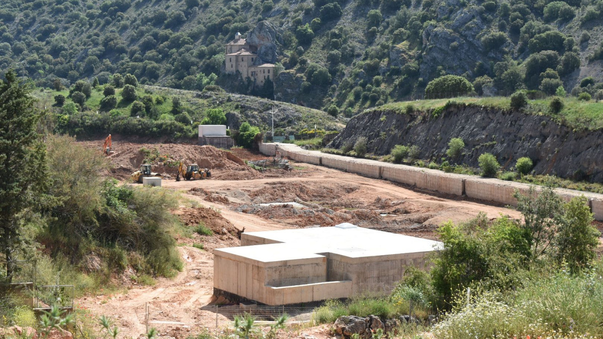 Imagen: Aspecto actual de la parcela que ocupaba la antigua estación depuradora de aguas residuales, situada junto al río Duero y la ermita de San Saturio.