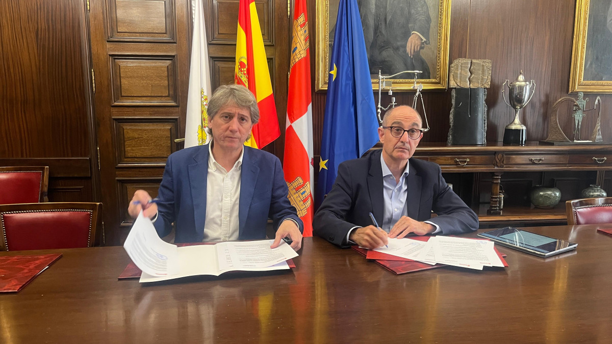 Imagen: El alcalde de Soria, Carlos Martínez, y el director general de Iberaval, Pedro Pisonero, han firmado este nuevo convenio. 
