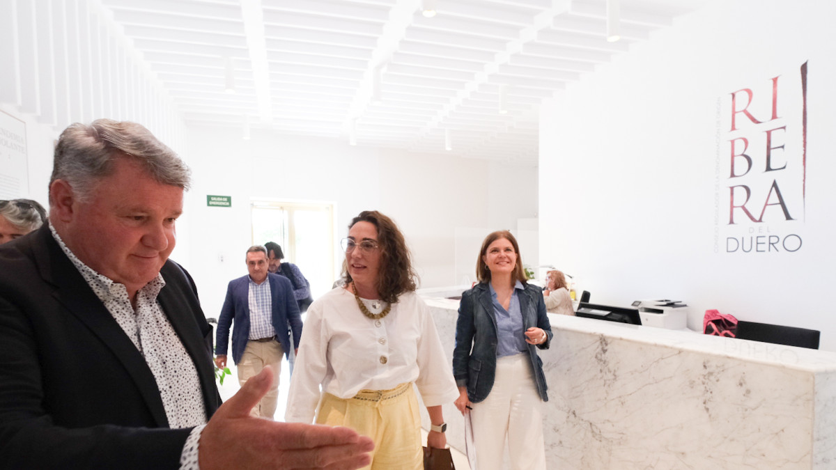 Imagen: Junta de Castilla y León. La consejera de Agricultura, María González Corral, se reúne con las Denominaciones de Origen Protegidas del vino.