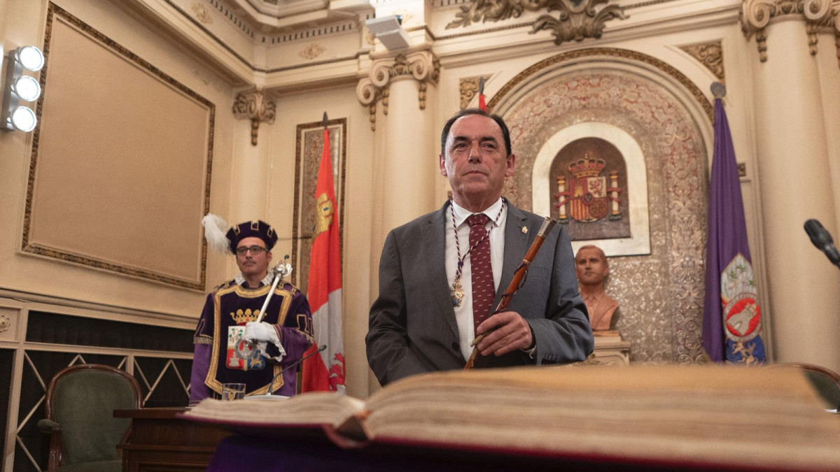 Imagen: Benito Serrano, presidente de la Diputación, en su toma de posesión. 