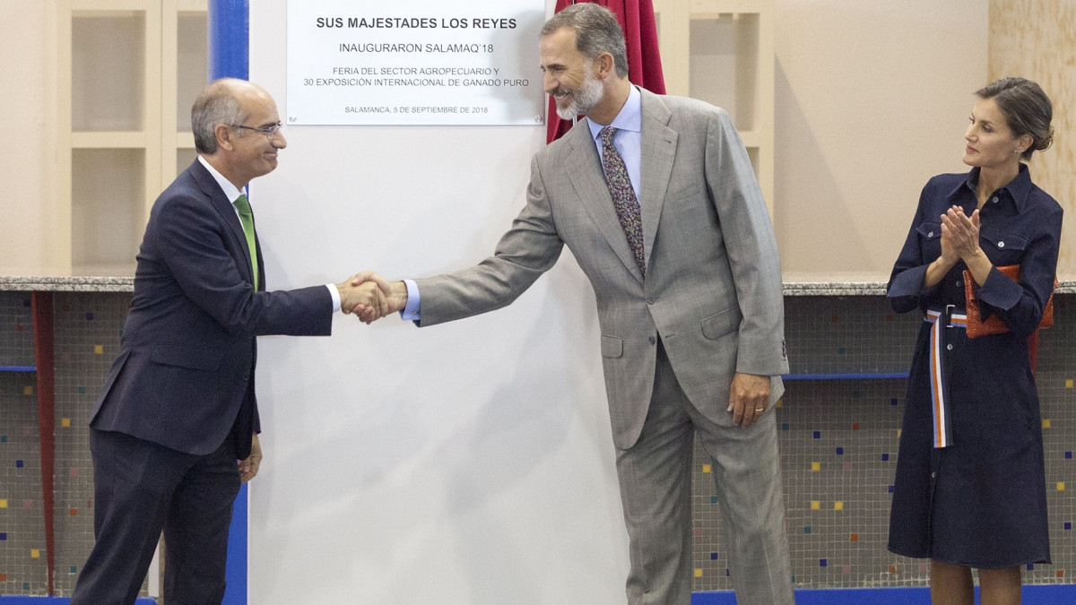 Imagen: Los Reyes junto al Presidente de la Diputación, Javier Iglesias, durante su visita a Salamaq en 2018.