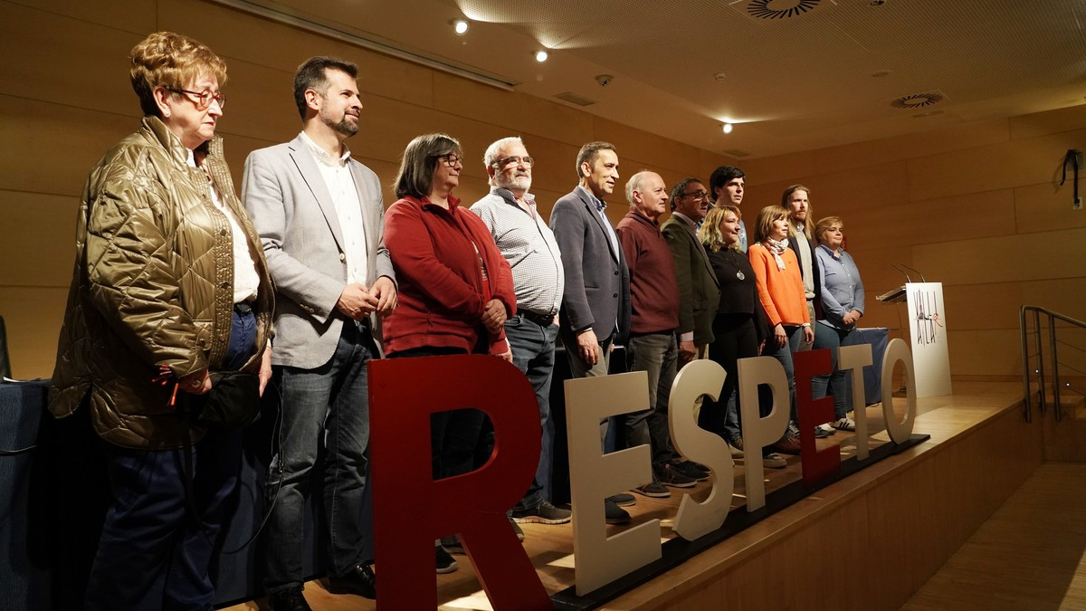 Imagen: ICAL. Representantes de UGT, CCOO, PSOE, IU, Confederación intersindical, Cavecal y Coordinadora de mujeres, en la presentación del manifiesto de Villalar 2024.