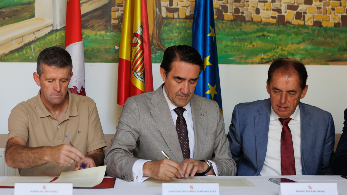Imagen: ICAL. El consejero de Medio Ambiente, Vivienda y Ordenación del Territorio, Juan Carlos Suárez-Quiñones, firma el protocolo de RehabitaRE de la provincia de Soria