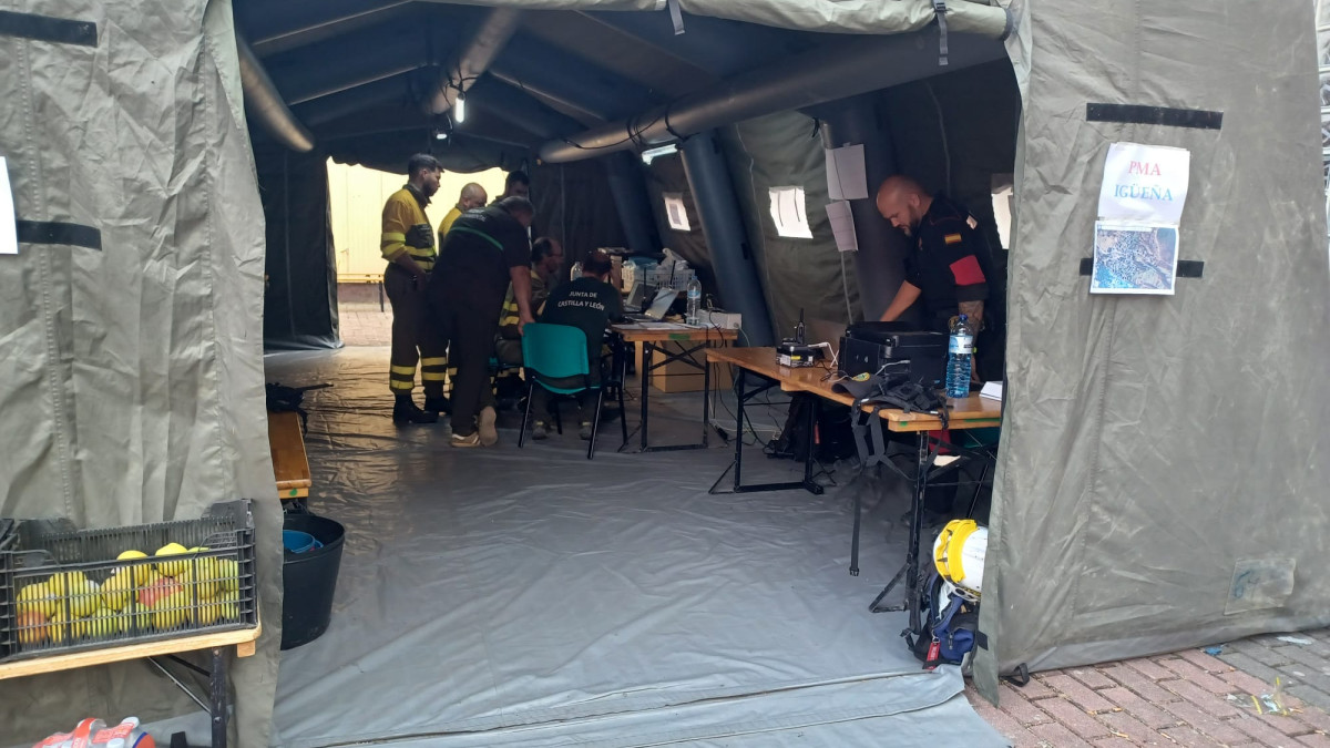 Imagen: Efectivos antiincendios, en Igüeña