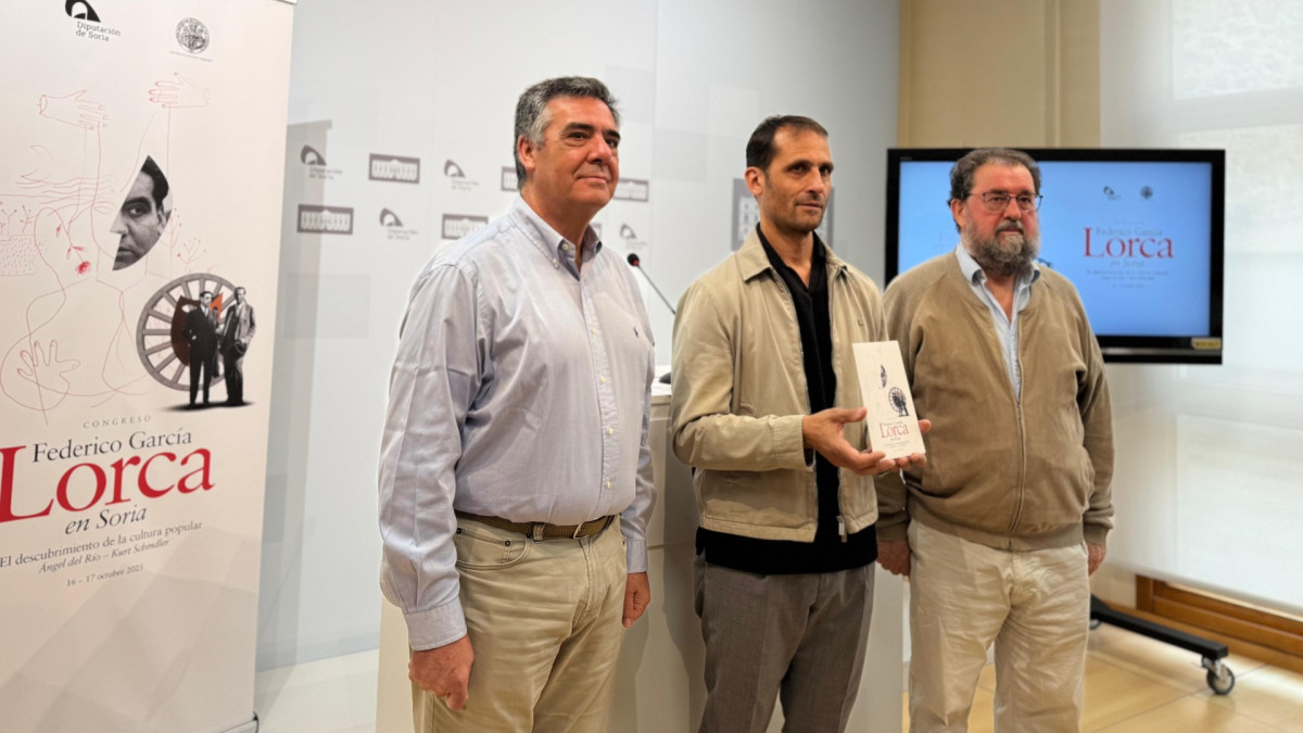 Imagen: En el centro de la imagen, el diputado de Cultura, Enrique Rubio, junto a los representantes del Centro de Estudios Sorianos. 