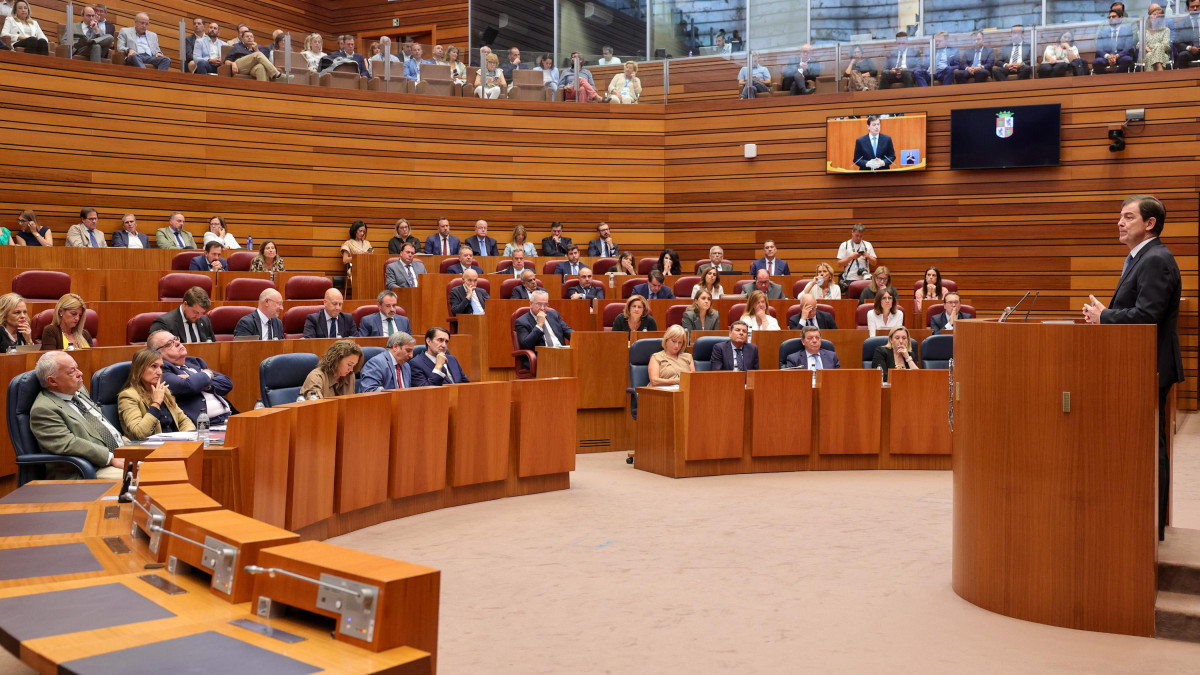 Imagen: El presidente de la Junta alerta de una situación sin precedentes, pide una Conferencia de Presidentes urgente y defiende la actuación del operativo regional frente a las duras críticas de la oposición.