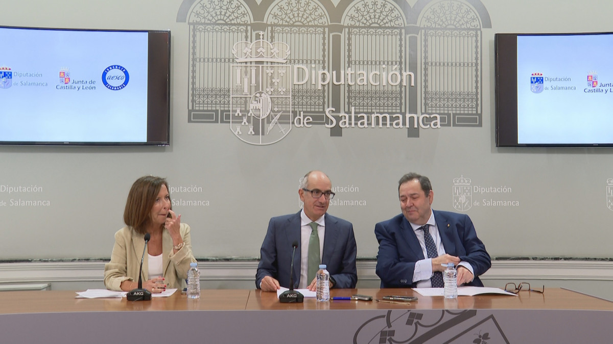 Imagen: María Petit, Javier Iglesias y Benjamín Crespo durante la presentación de la campaña