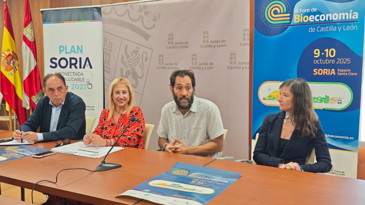 Imagen: El foro ha sido presentado por el presidente de la Diputación Provincial, Benito Serrano; la delegada territorial de la Junta, Yolanda de Gregorio; el director ejecutivo del Cesefor, Pablo Sabín; y la directora territorial del ICECYL en Soria, Lola Borén.