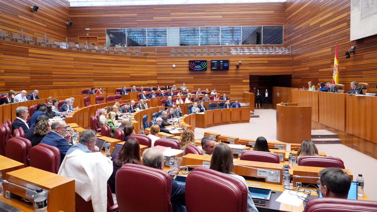 Imagen: ICAL. Las Cortes reprueban al consejero de Medioambiente, Juan Carlos Suárez-Quiñones.